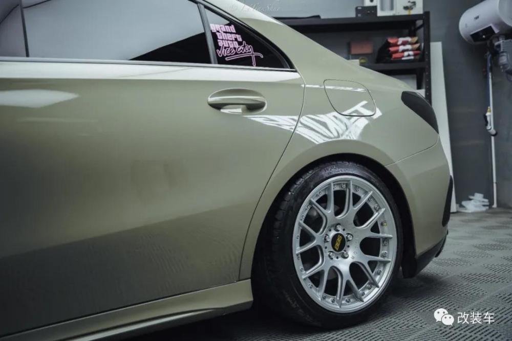 把一叠叠美金摆在挡风玻璃下的奔驰a220这就是土豪的世界吗