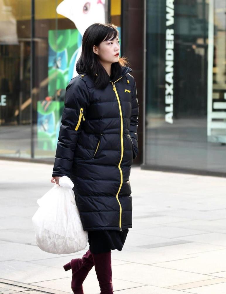 冬天的长款羽绒服,要搭配长靴还是短靴,或者是运动鞋呢?