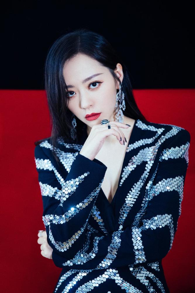 张靓颖黑白经典套装搭配中筒袜帅气又迷人在线状态超级赞