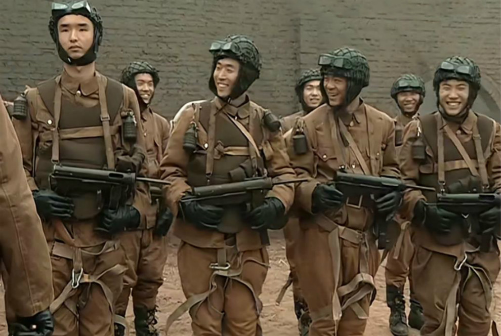 用历史眼光看三部亮剑山本特工队用了美式德式枪械雷霆战将该用啥