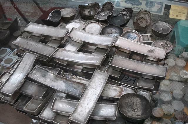 皇帝问为什么国库的银子少了几百万两?大臣回答,您听了别吐