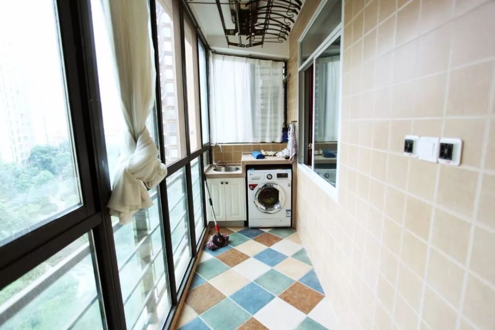 小户型阳台的宽度和长度都不是大,所以可以选择拼色的瓷砖,几种颜色