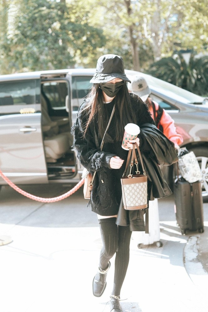 杨幂罕见不露脚踝,卫衣配长裤包裹严实,把85花戴在身上是真绝_腾讯