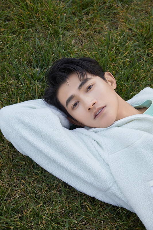 李子峰冬日大片释出 轻熟气质演绎多面时尚