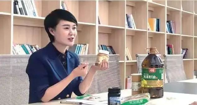 其实 在成为"网红"之前 贺娇龙也一直在出镜为昭苏县直播带货