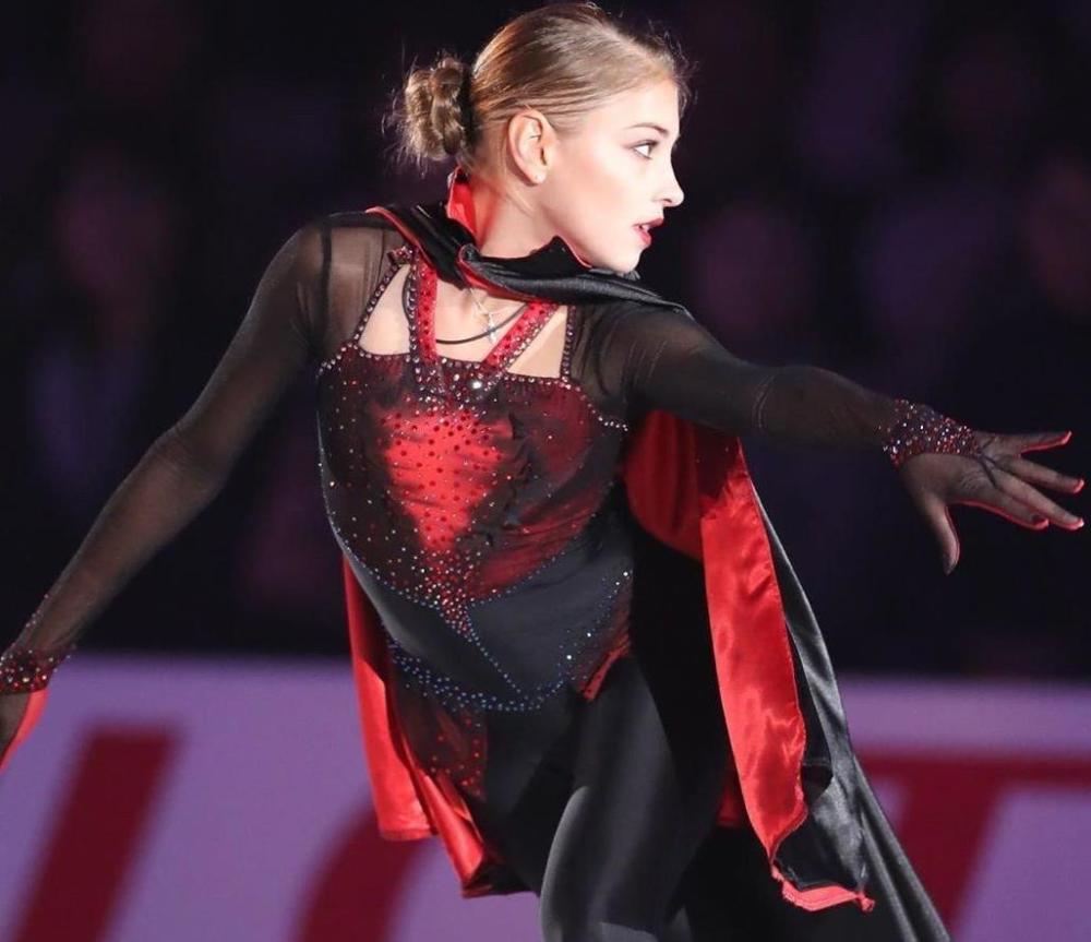 台上造型美艳私下软萌,被称"花滑神颜"_腾讯新闻