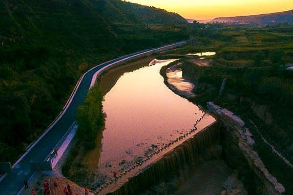 茹河瀑布氣勢宏偉景緻壯觀是地殼變化和河床運動自然形成