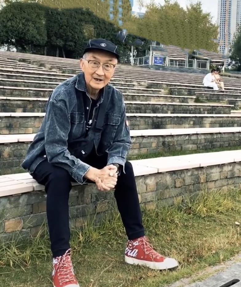 中国83岁爷爷潮成网红,衣服多到放不下,连孙子也经常蹭着穿!
