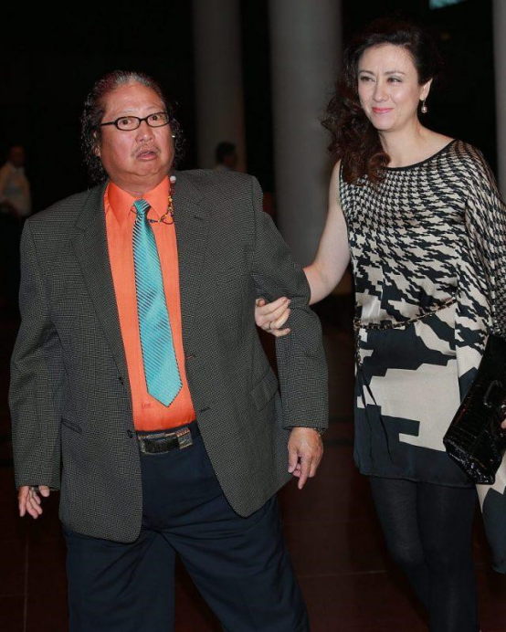 洪金宝混血老婆真迷人,米金色长裙搭小坎肩,贵妇范十足