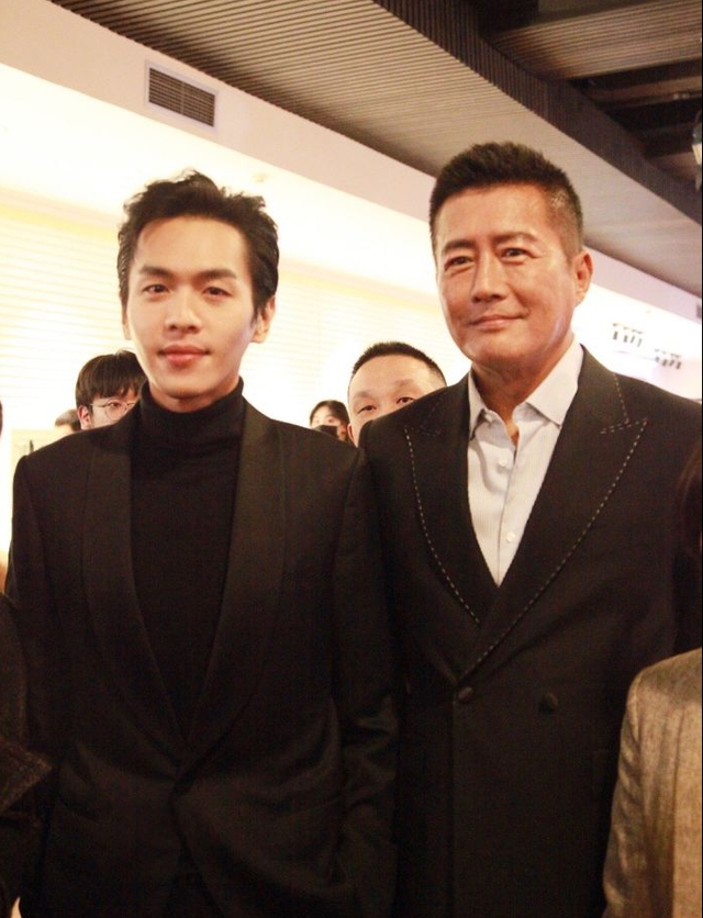 范闲父子线下重聚,张若昀暴瘦黑眼圈严重,祖母与养父开心自拍!