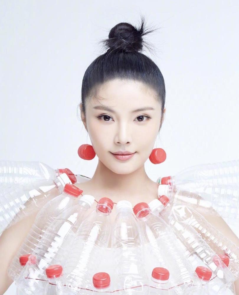 她的好身材不输柳岩?把矿泉水瓶当裙子,有颜就是任性