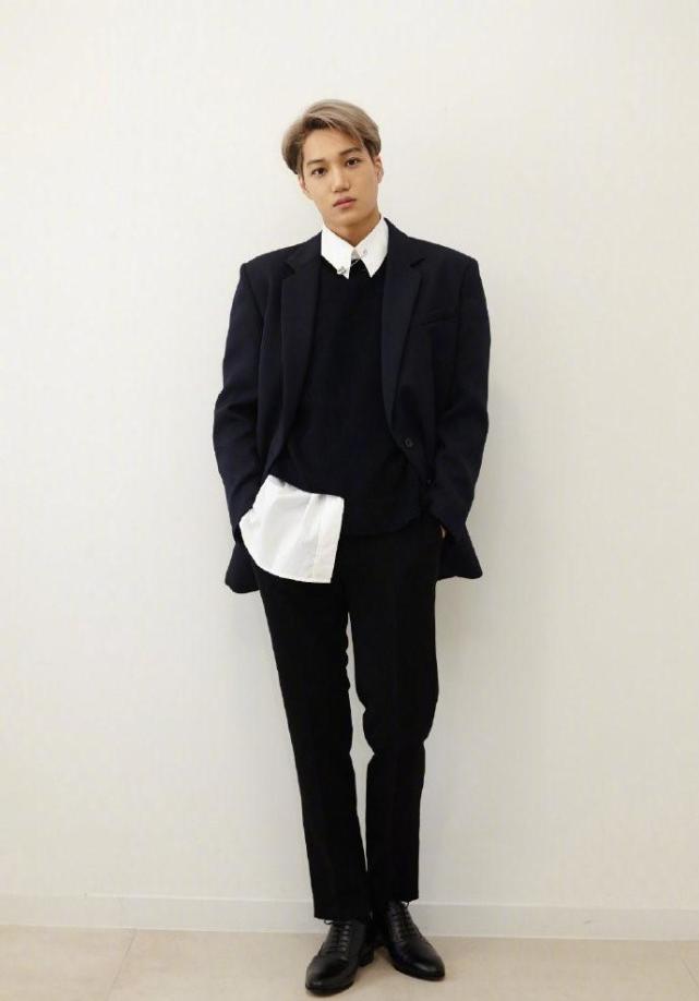 边伯贤担任金钟仁专辑记者会主持连发4条博文为队友宣传exo团魂炸裂