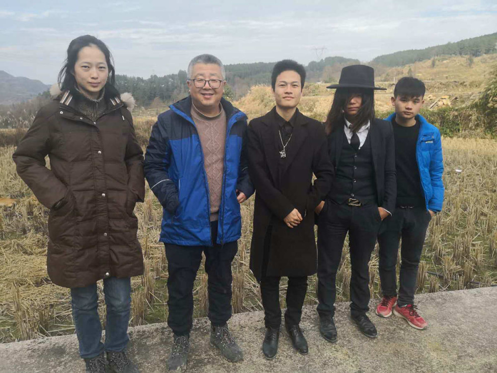 李一凡:杀马特工人与城市白领,两者的压抑非常类似|正午访谈_腾讯新闻