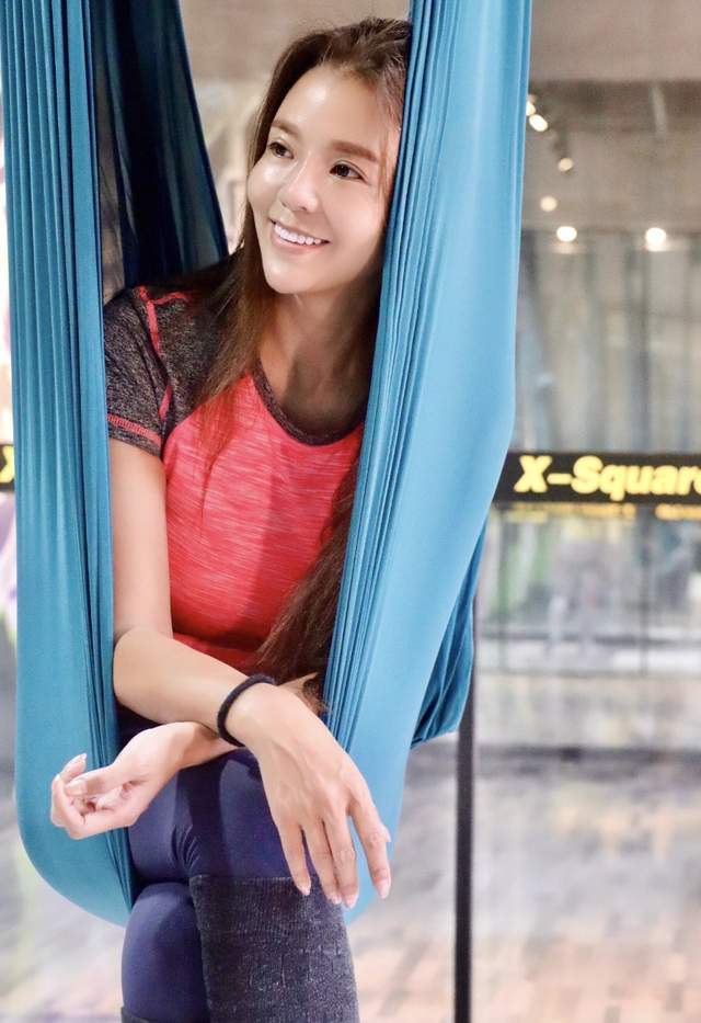 47岁朱迅练瑜伽,上演高难度动作面带笑容,素颜肌肤光滑水嫩_腾讯新闻