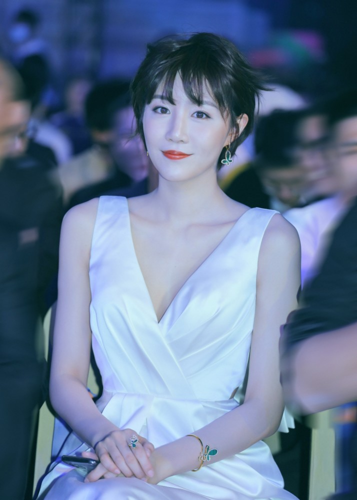 李欣燃出席金南狮盛典露背礼服吸睛《凶案现场》斩获大学生欢迎奖