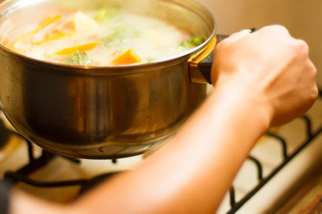 将汤用汤勺舀出盛放在碗里,搭配硬壳面包片,或者米饭或者新鲜沙拉享用