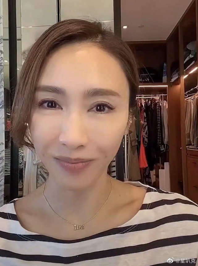 49岁黎姿卸妆晒素颜状态超好身后豪宅浴室令人羡慕