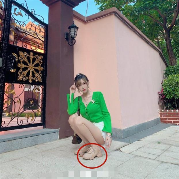 照,而网友们在欣赏腐团儿这位女神时因此也注意到了她脚上所穿的鞋子