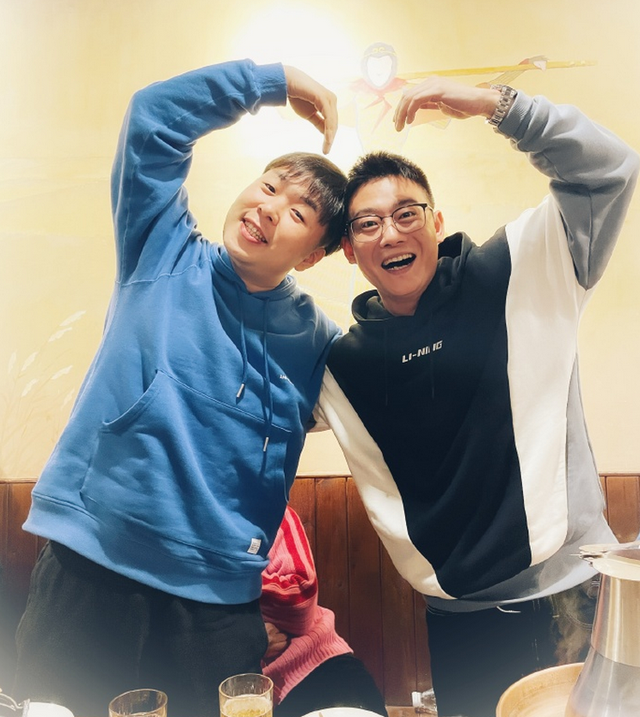 德云社又跨界副总栾云平与杜海涛合影亲密比心自称像孙悟空