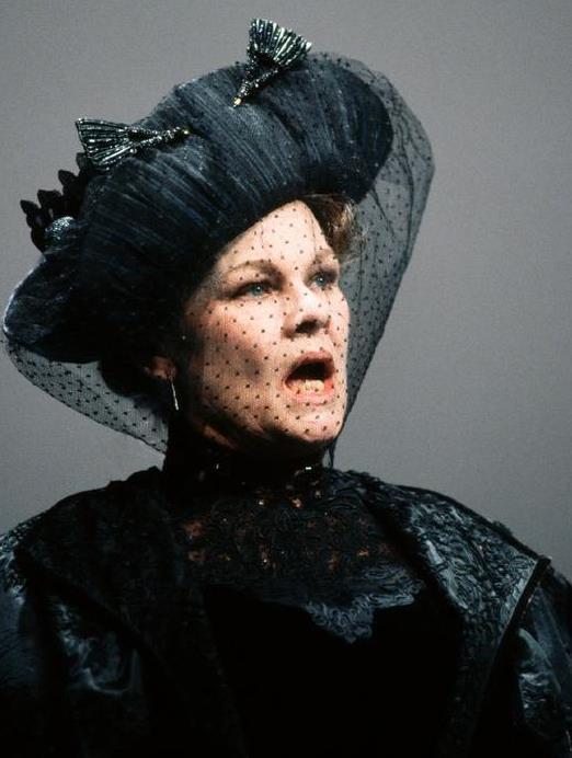 85岁女爵成vogue最老封面女郎,7次出演007电影,曾被德普表白_腾讯新闻