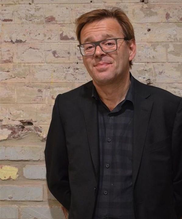 他热衷于给活猪纹身,国外反对便跑到中国开猪场,一副卖出天价|梁惠王