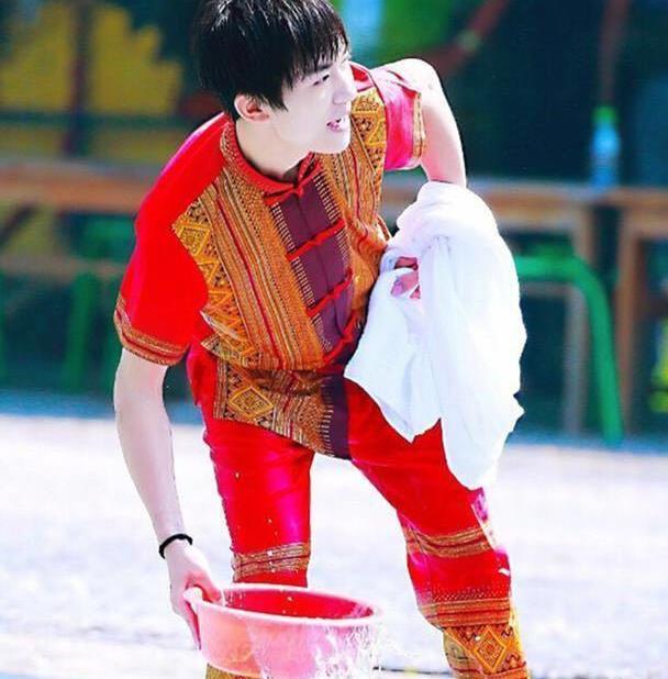 易烊千玺穿上民族服装真好看鼻梁好像受伤了