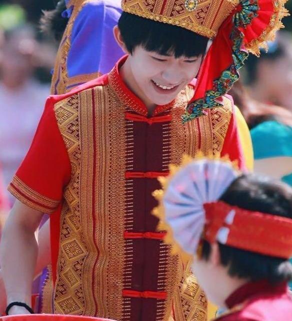 易烊千玺穿上民族服装真好看鼻梁好像受伤了