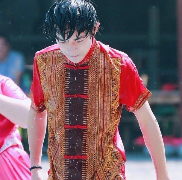 易烊千玺穿上民族服装真好看鼻梁好像受伤了