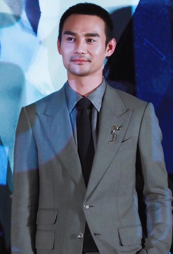 王凯以全新造型出现,沧桑了不少,鞋子的穿法很时尚!