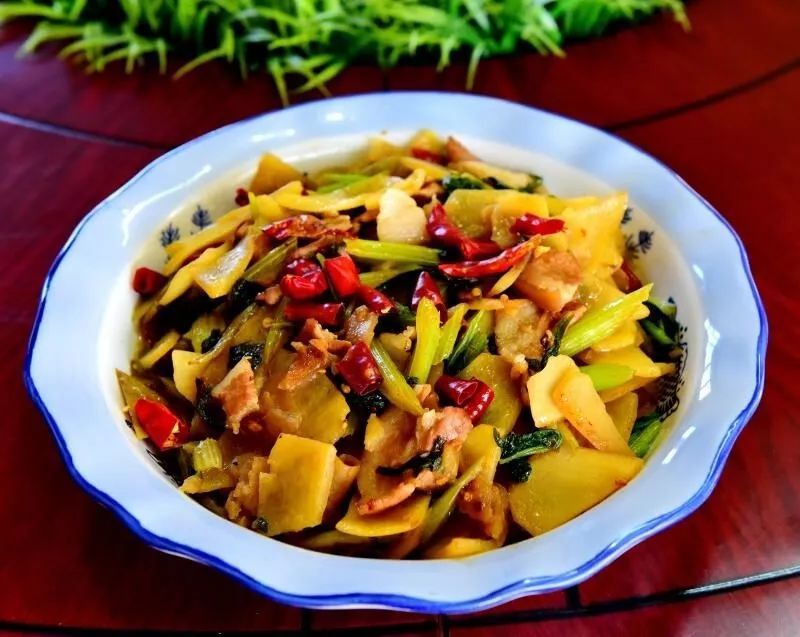 老山芹炒土豆片小鸡炖野生蘑菇白菜粉条冻豆腐,红烧野猪肉馋死宝宝了