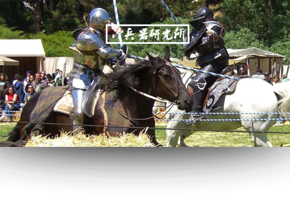 玩过弓箭你就知道,全身板甲真不适合射箭,西欧骑士近战也是没招