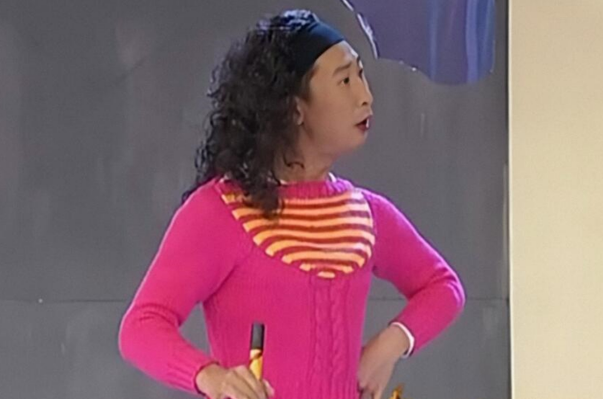 特别是他在小品《装修》中男扮女装,完全看不出有一丝的违和,就是一个