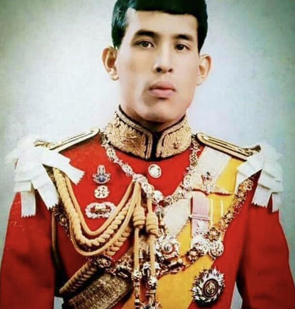 泰国国王年轻也是小鲜肉,发量惊人爱穿花衬衫,只有凸嘴巴太扣分