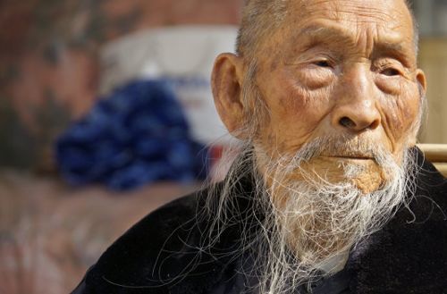 我国最长寿的人,竟活了443岁!网友:吃了特供蟠桃?_腾讯新闻