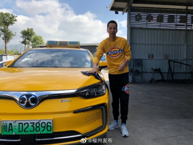 福州的士司机连闯数个红灯送2岁病重男童就医