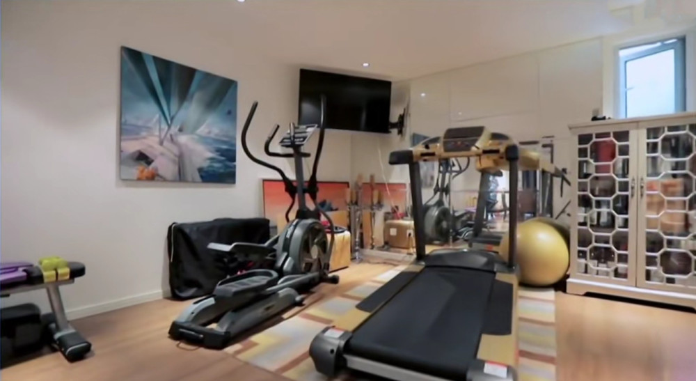 走进豪门阔太张萌的豪宅拥有超大私人影厅星空顶太梦幻了