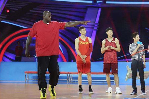 奥尼尔尴尬合照集锦c罗站他身边瞬间瘦小强森最扎心