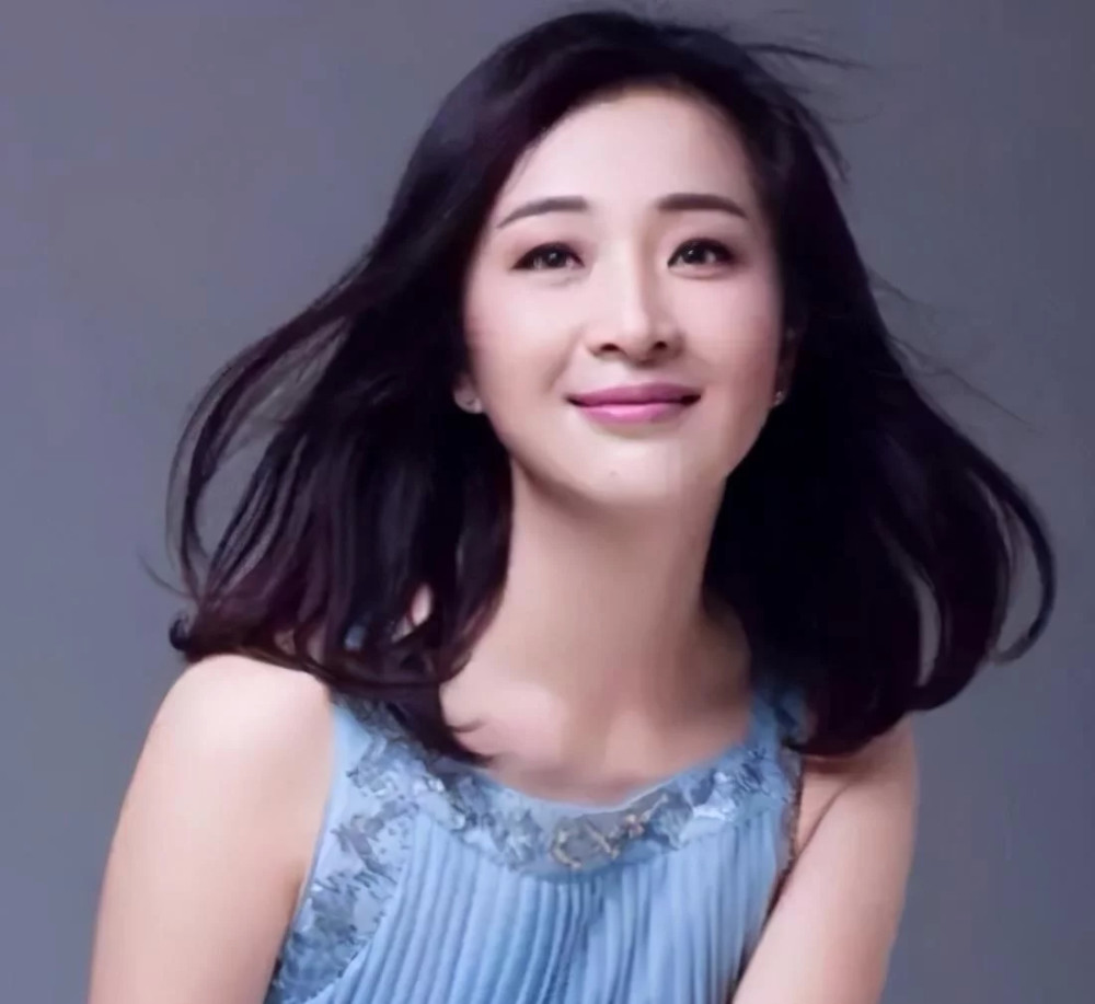 著名演员杜珺与张嘉译离婚后现在过成这样