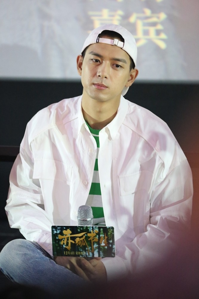 李现反戴帽穿绿格纹衫变邻家哥哥陈立农穿撞色外套太撩人了爱了爱了