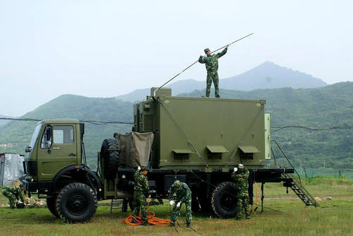 央视曝光解放军激战画面数十枚干扰弹密集发射堪比美国大片