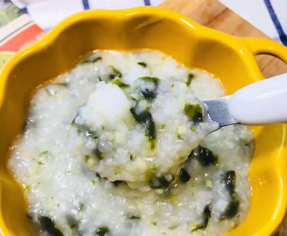 第二种:海苔银鳕鱼粥用料:大米,海苔,银鳕鱼做法:大米熬粥后,把银鳕鱼