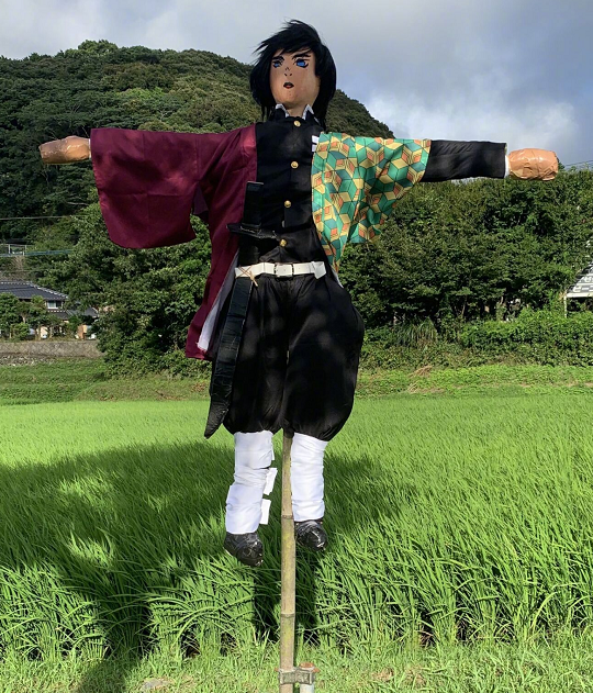 富冈义勇的稻草人就比较搞笑了,虽然直观上来看义勇师兄的稻草人"装备