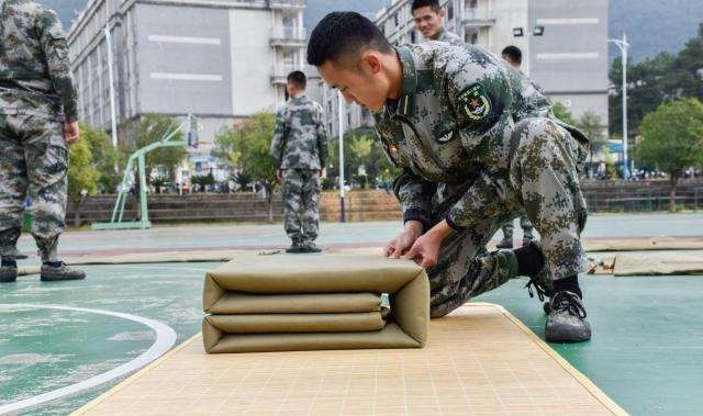 我軍把被子疊成