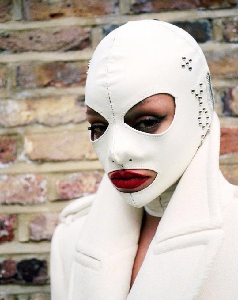 蕾哈娜戴脸基尼穿豹纹拍大片,被网友调侃宛如青岛贵妇?