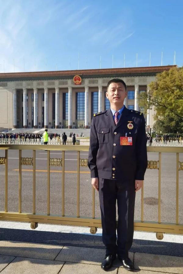 这个山西汉子驾驶火车绕地球跑了40圈你认识他吗
