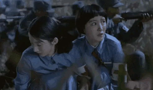 甚是顺口:雷霆战将真是奇葩,男兵抹发胶抛媚眼,女兵穿裙美若天仙,伏击
