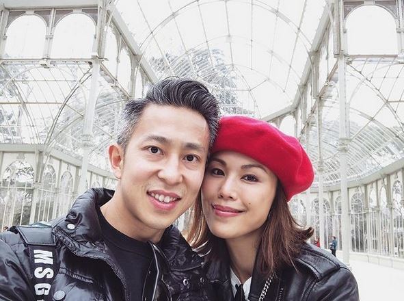 2014年跟甜品店太子爷黄逸璋离婚的何嘉莉,于2015年与机师老公gerald