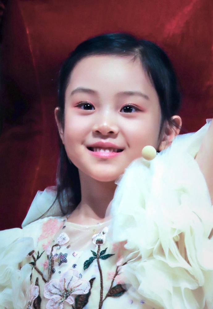 甜馨8岁就似小大人,仙女裙造型配钢琴好优雅,比一般小孩要成熟