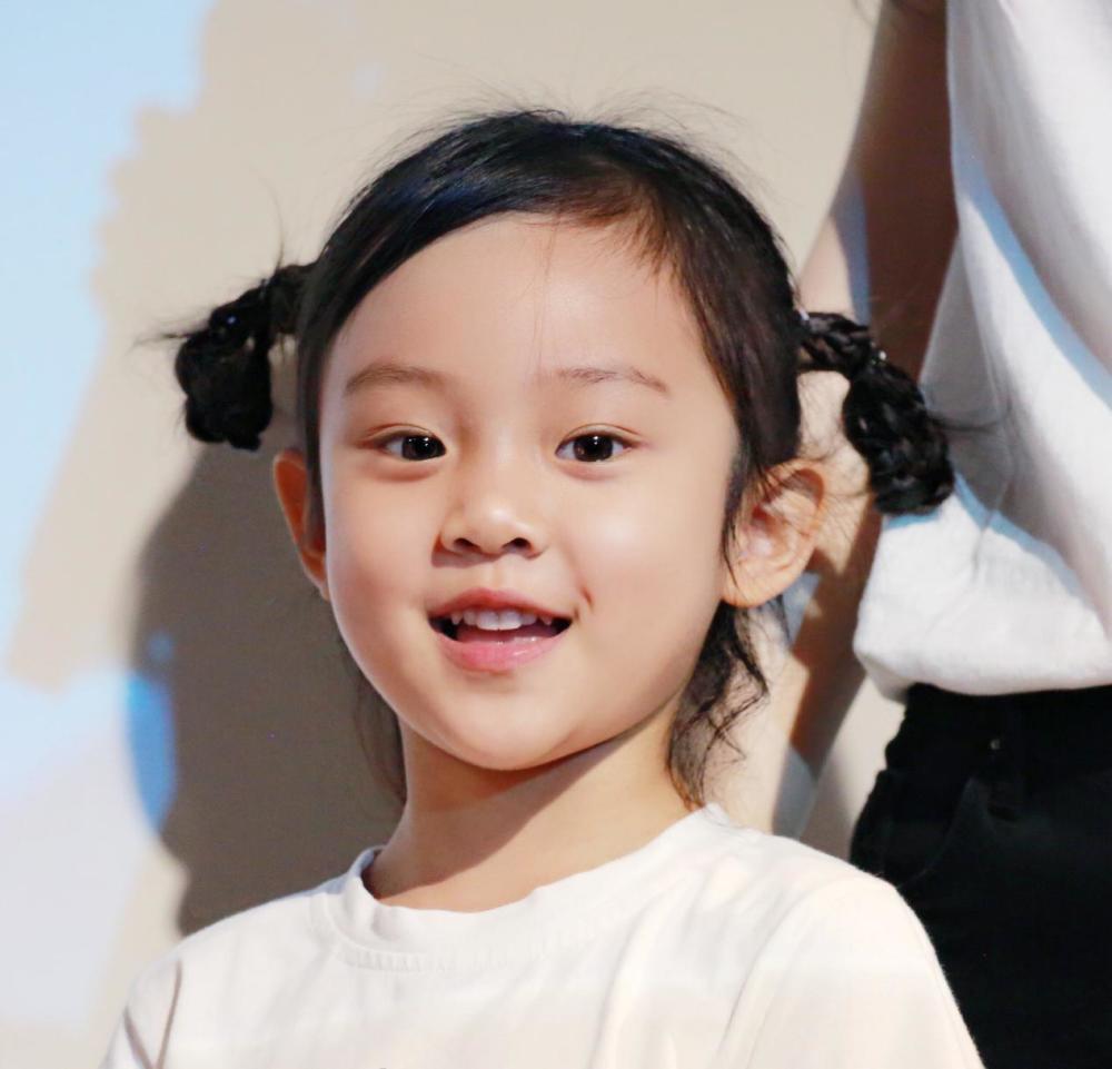 甜馨8岁就似小大人,仙女裙造型配钢琴好优雅,比一般小孩要成熟