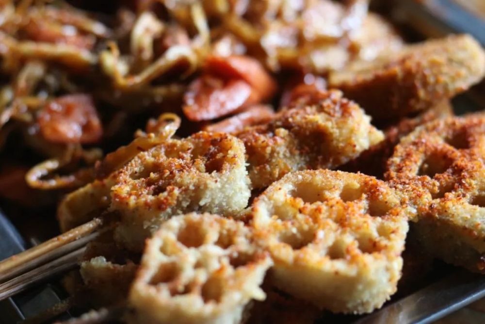 炸藕和烤糯米藕切片裹上面包糠油炸之后,就解锁了云南人人都爱的美食